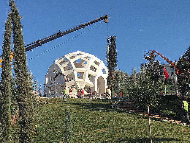 Monumento construido a un año del intento de golpe