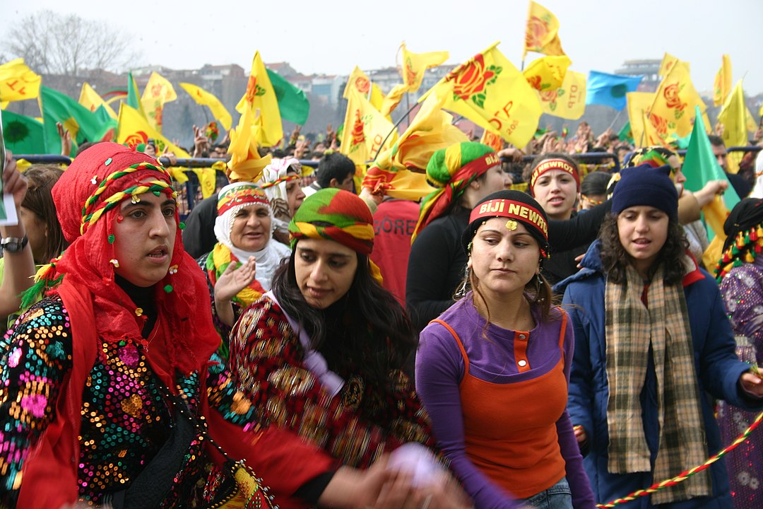 Kurdos turcos festejando el año nuevo Nowruz (común en la familia cultural persa)