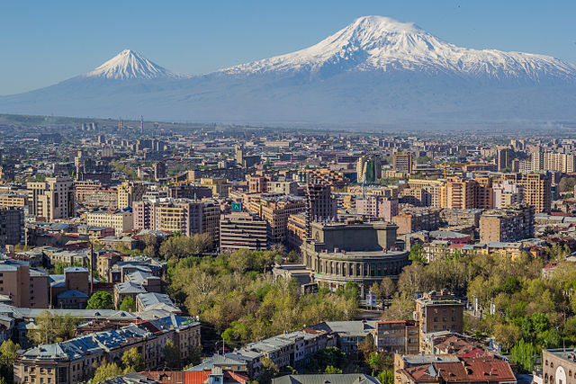El monte Ararat, visto desde la capital armenia Yereván, es visto también del lado turco
