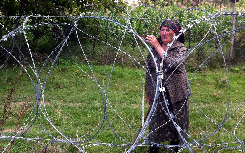 Campesina frente a alambres de púas en Osetia del Sur
