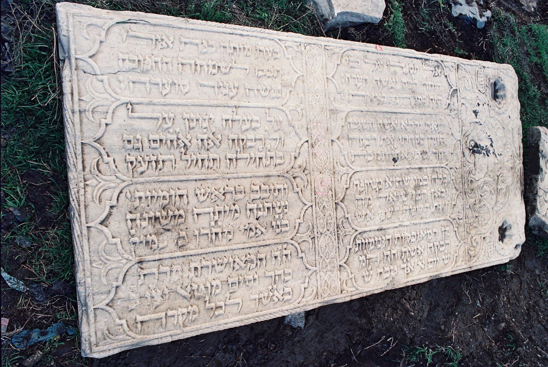 Partes de una lápida de Rivka, esposa de Nissim Mutal, fallecida el 28 de diciembre de 1760, cementerio Hasköy, lote 12-6, no 51