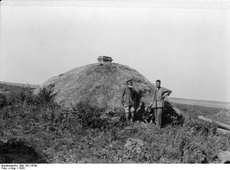 Alrededor de 100 000 alemanes murieron de inanición según cálculos conservadores. En la imagen alemanes que viven en esta choza con el fin de ganarse la vida en 1933.
