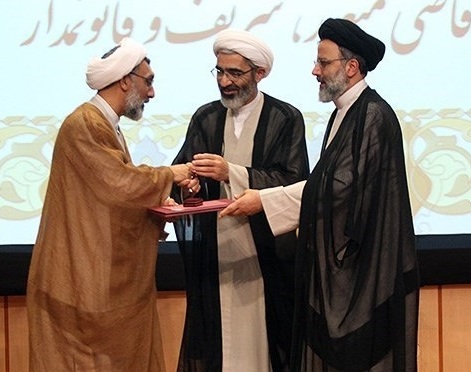 Ebrahim Raisi (derecha) y Mostafa Pourmohammadi (izquierda), dos miembros del comité de 