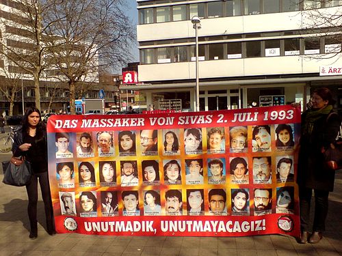 Manifestación en conmemoración de la masacre de Sivas, julio de 1993