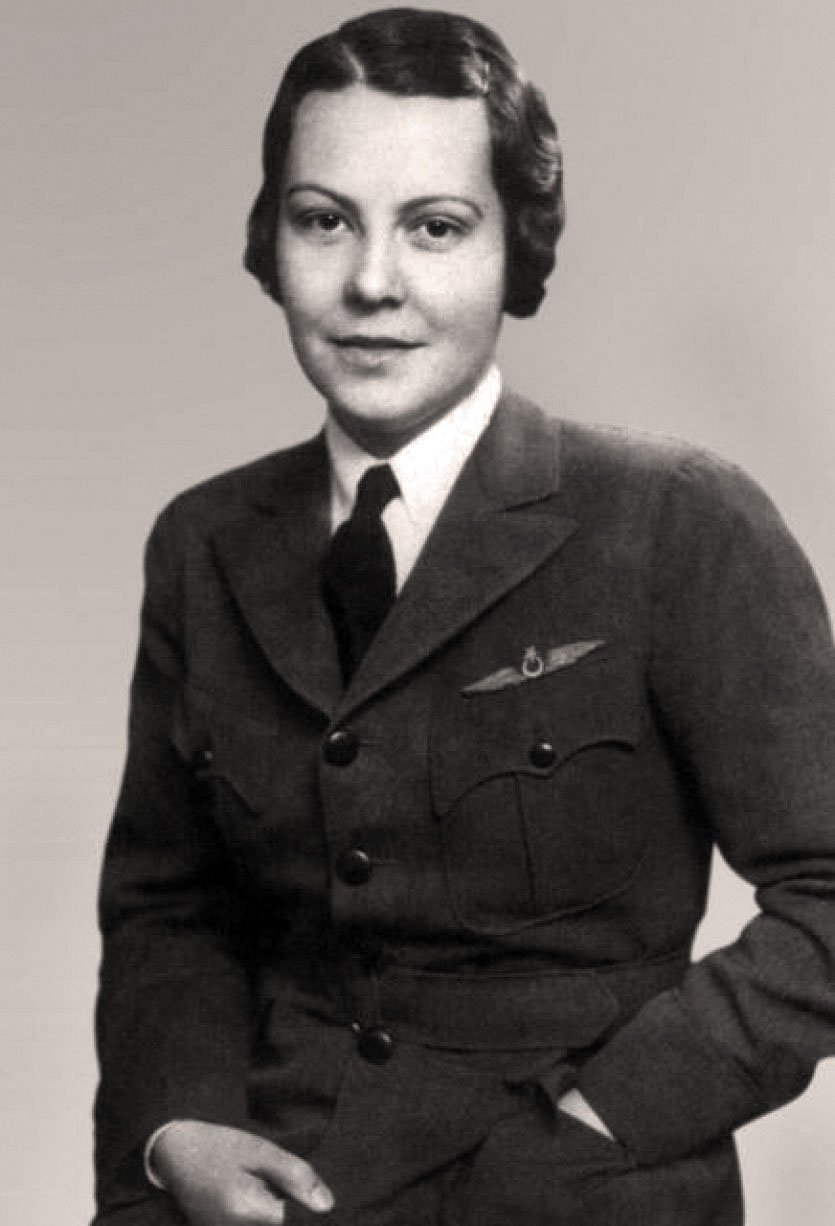 Sabiha Gökçen fue una aviadora turca. Fue la primera mujer piloto de combate del mundo.