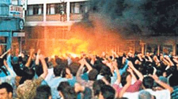 Público vitoreando la masacre incitado por la televisión