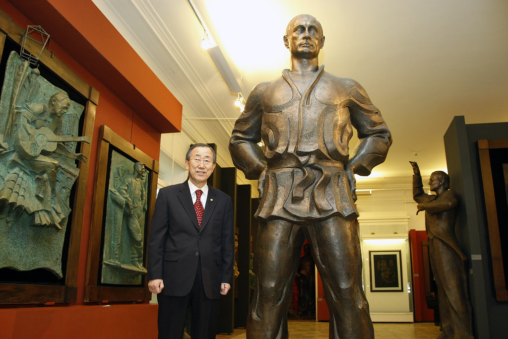El ex secretario de la ONU Ban Ki-Moon al lado de una estatua de Vladimir Putin en Moscú en 2010. Crédito: Mark Garten-UN