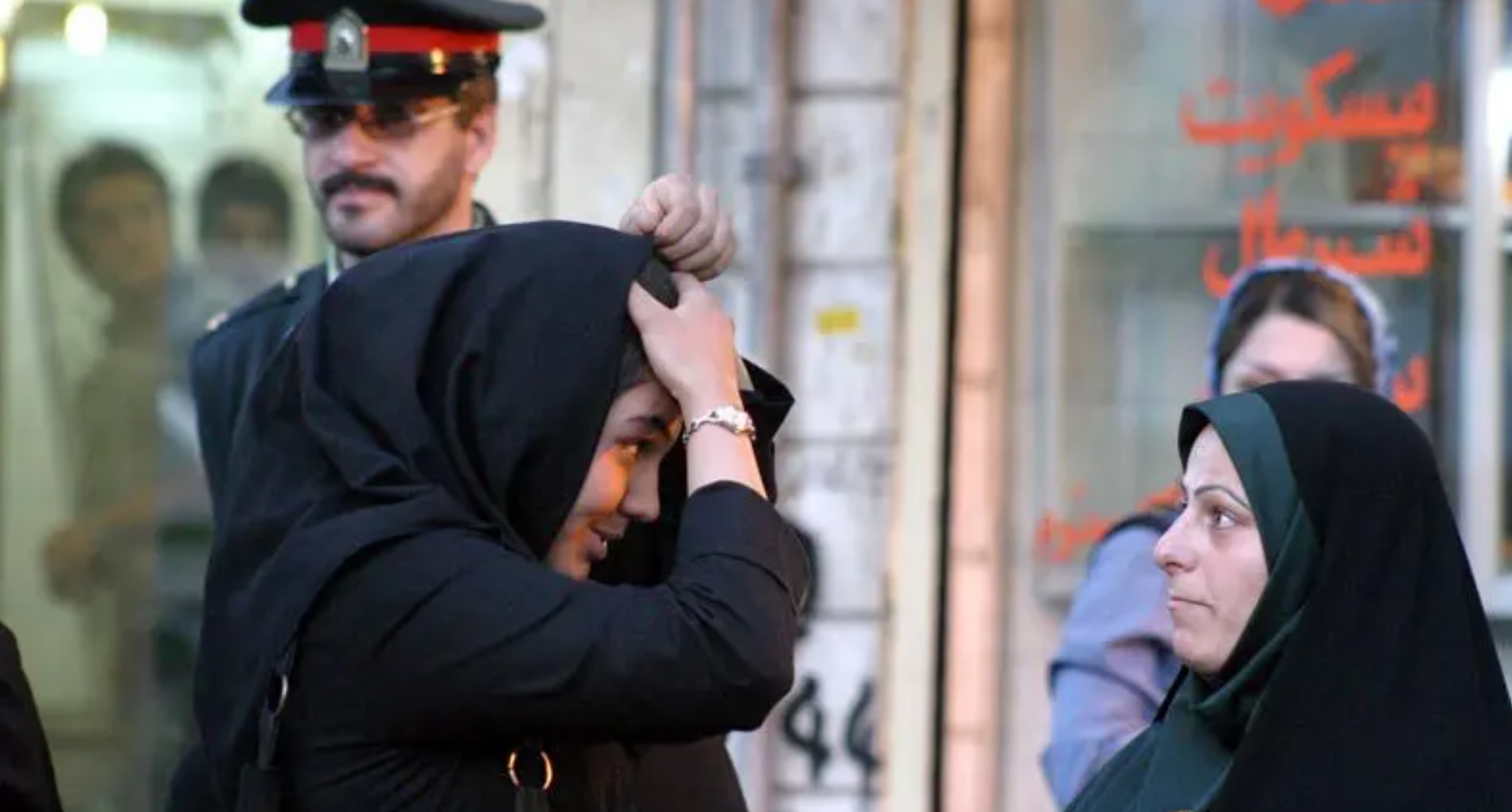 Mujeres iraníes ante la mirada de la policía religiosa