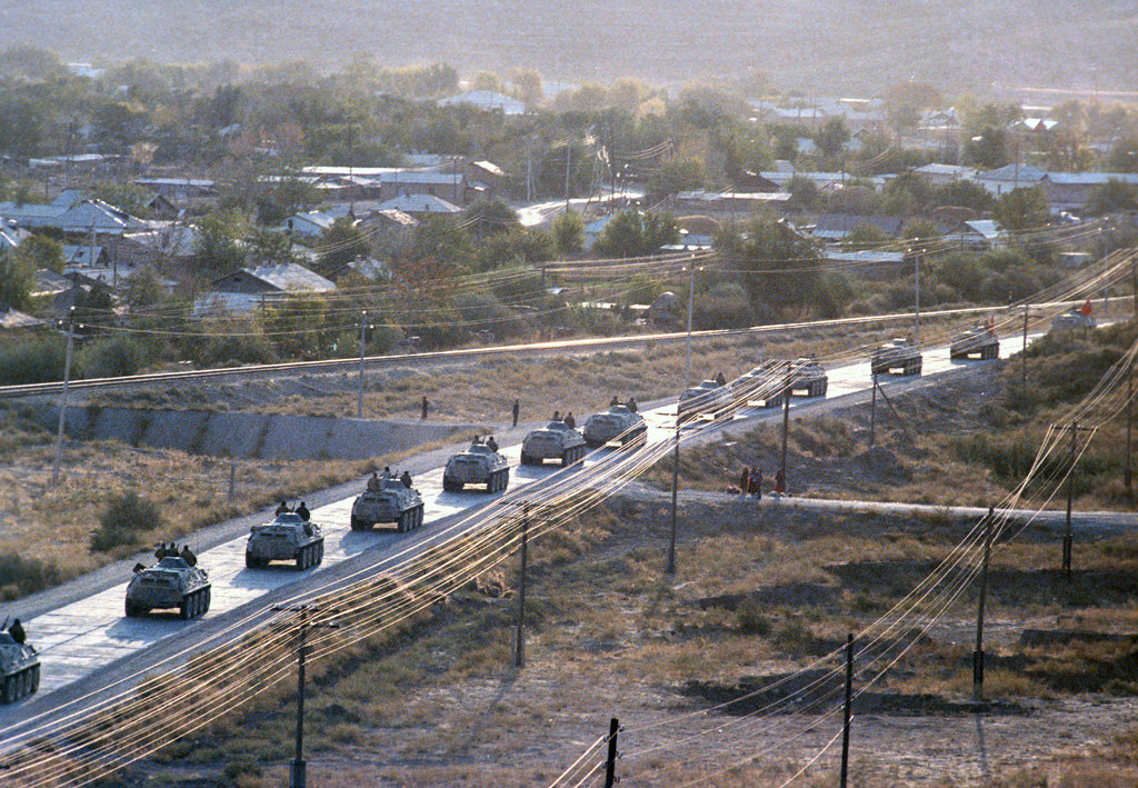 Tanques soviéticos retirándose de Afganistán(1986)