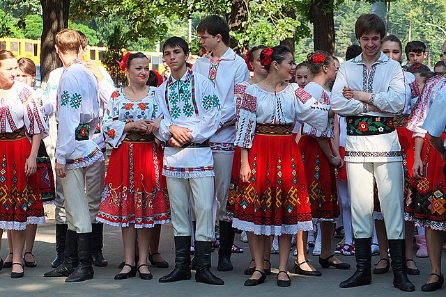 Niños con ropas típicas moldavas
