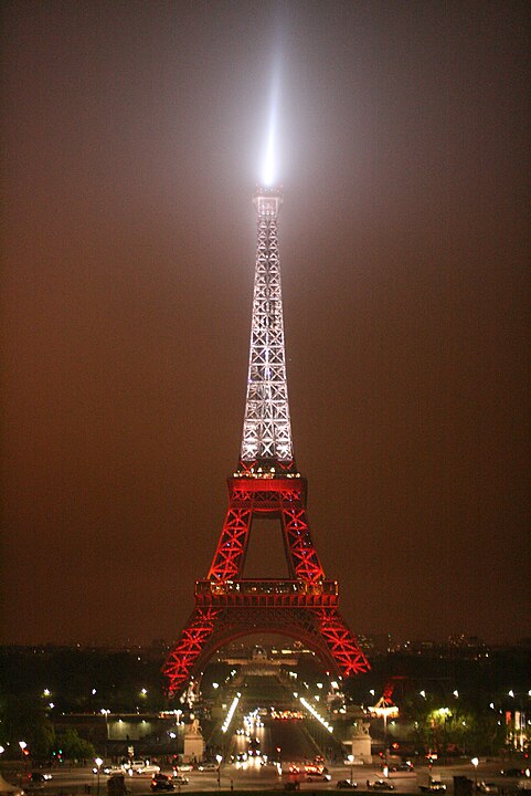 La Torre Eiffel con los colores de la bandera turca durante la