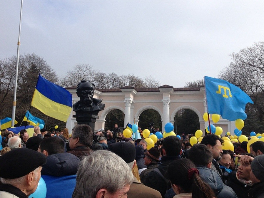 Manifestación pro-ucraniana en Simferopol (bandera ucraniana a la izquierda, bandera tártara de Crimea a la derecha) durante la intervención militar rusa en Crimea, marzo de 2014