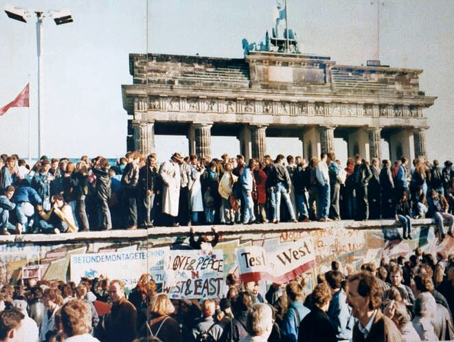 Alemanes del este y del oeste reunidos en la Puerta de Brandenburgo tras la caída del Muro en 1989
