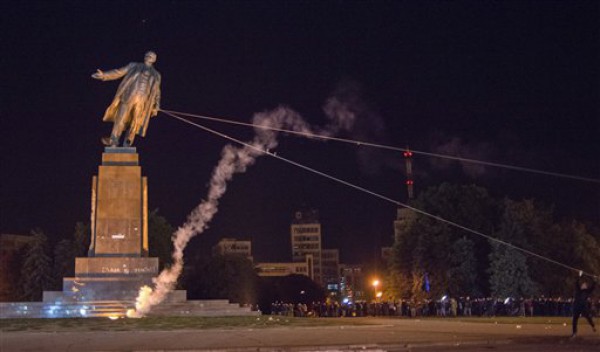 El derribo de estatuas de Lenin, que ocurrió en muchos lugares tras la caída de la URSS, continuó ocurriendo. Aquí, en Ucrania tras la anexión rusa de Crimea en 2014