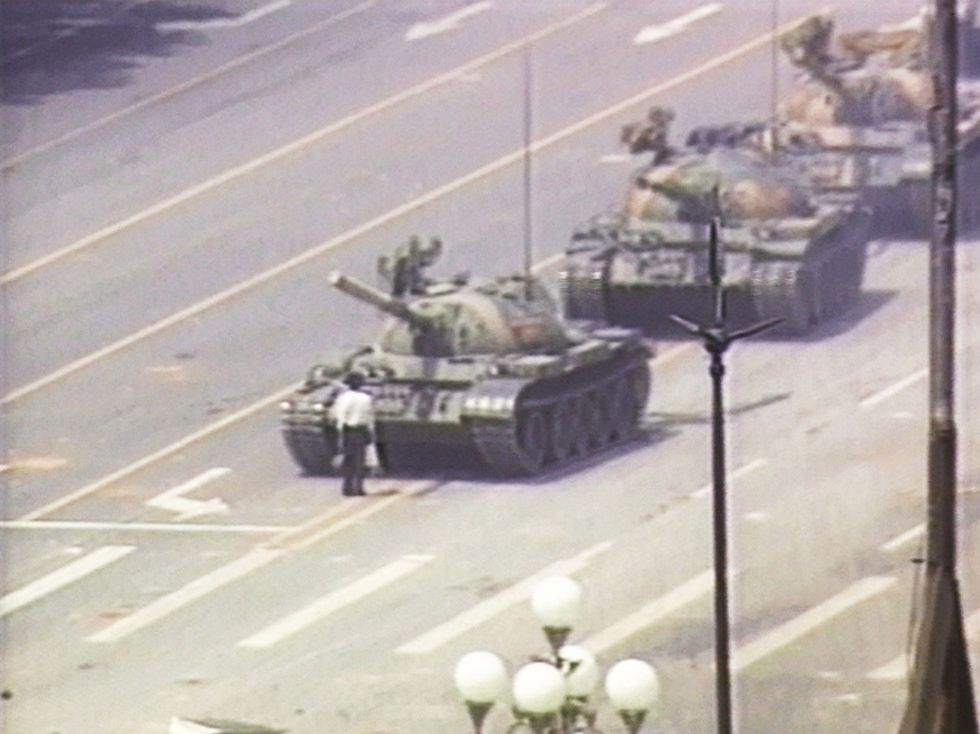 La famosa imagen televisiva que recorrió el mundo en 1989: un hombre enfrentando a los tanques en Tiananmen