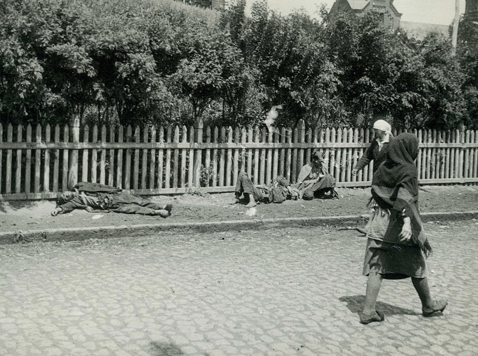 Campesinos hambrientos en una calle de Kharkiv, 1933. La colectivización de los cultivos y su confiscación por parte de las autoridades soviéticas provocó una gran hambruna en la Ucrania soviética conocida como el genocidio de Holodomor.