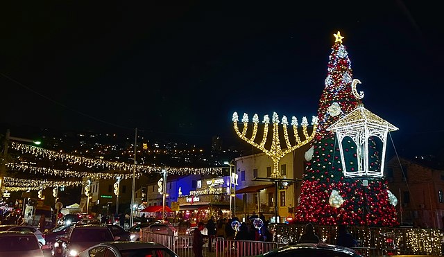 Símbolos de las tres religiones en el mes de la Navidad en Haifa, Israel