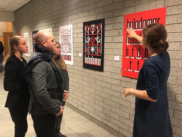 Yuliya mostrando su trabajo en Ottawa, Canada, 2022 