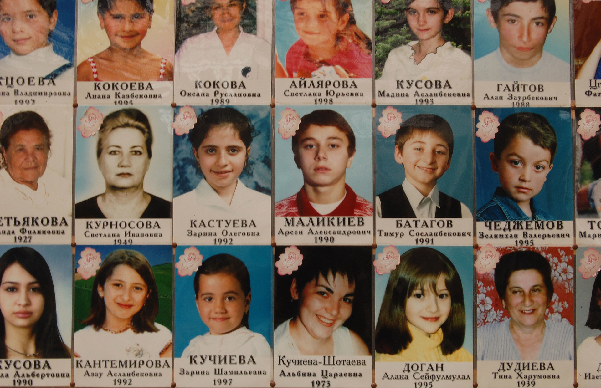 Fotografías de algunos niños asesinados en Beslan