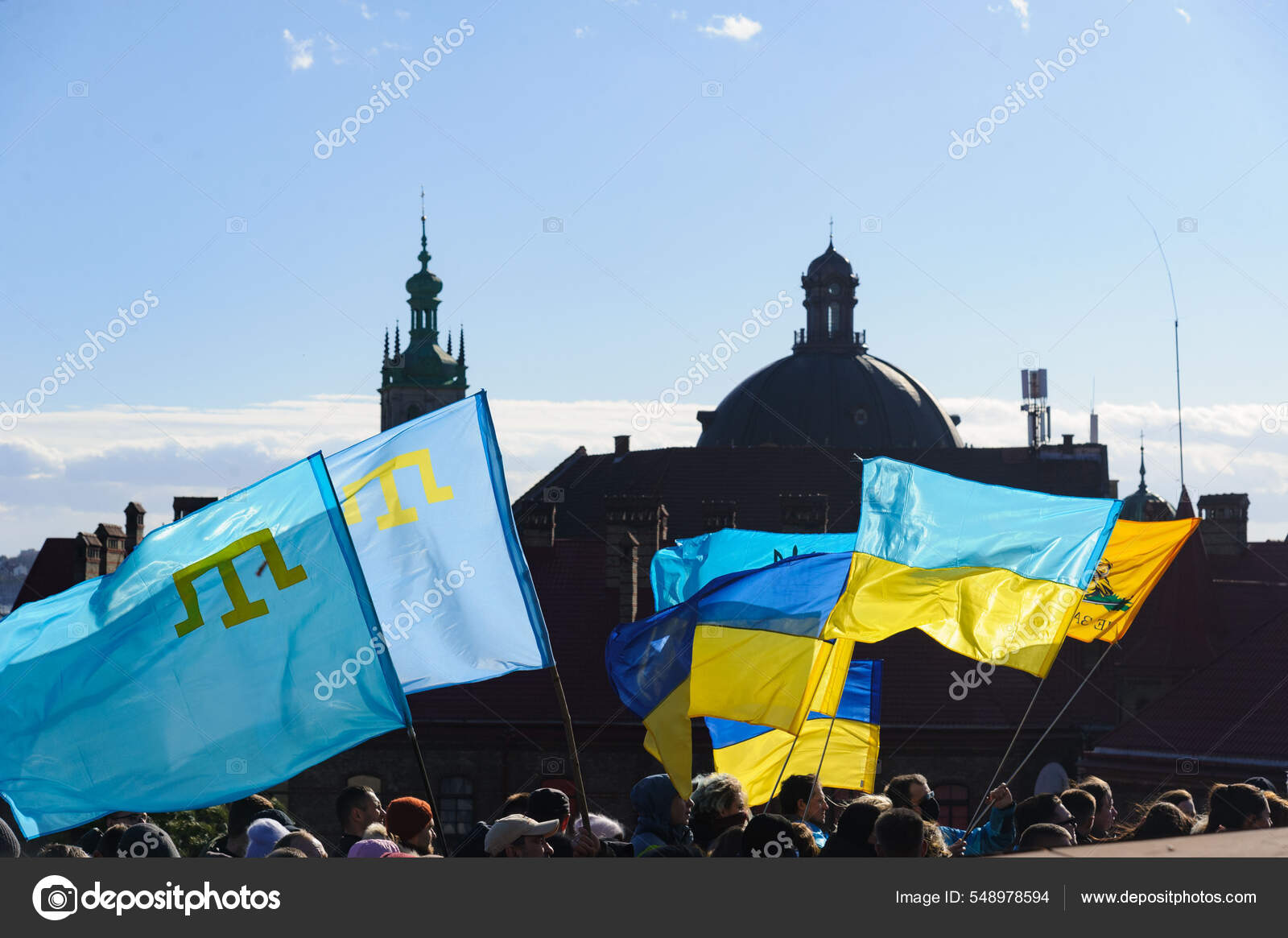 Banderas ucranianas y crimeo tártaras durante la Marcha por la Unidad de Ucrania del 19 de febrero de 2022 en Lviv