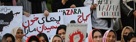 Mujeres de la comunidad afgana Hazara sostienen pancartas durante una protesta contra el atentado suicida en una universidad de Afganistán el 30 de septiembre, en Islamabad, capital de Pakistán, el 8 de octubre de 2022.