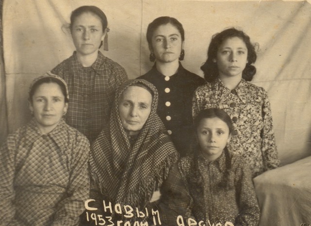 Mujeres tártaras en el exilio. 1953