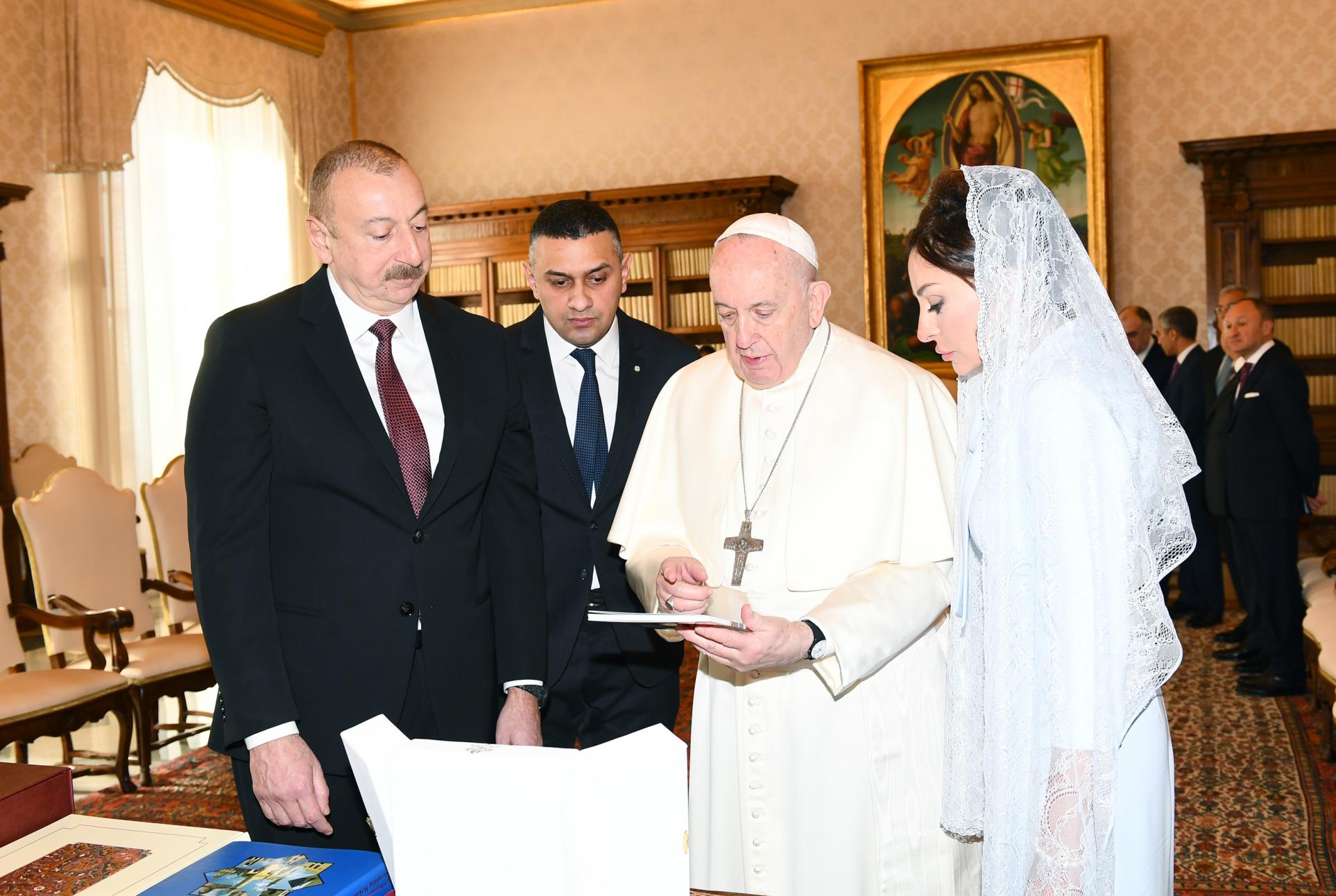 Cómo el Vaticano ayudó a legitimar la autocracia en Azerbaiyán