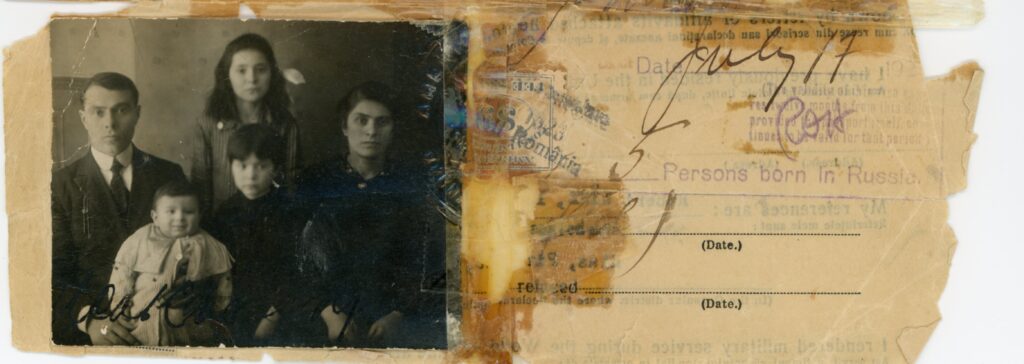 Foto de pasaporte de la familia de Lisa Brahin, 1923