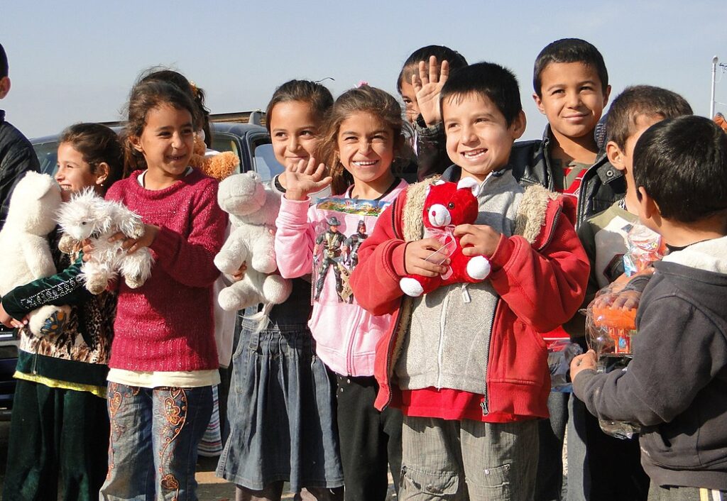 Niños refugiados yazidíes recibiendo ayuda humanitaria en el Kurdistán iraquí, 2014