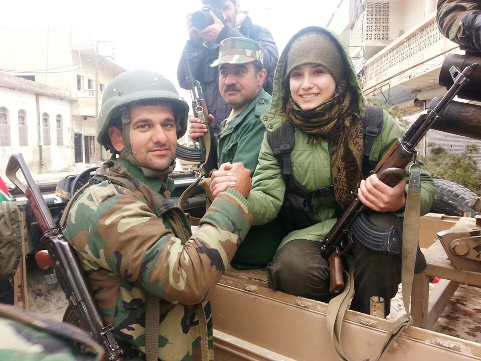 Mujer de la Unidad de Defensa del Pueblo junto a un Peshmerga (ambas fuerzas de defensa kurdas)