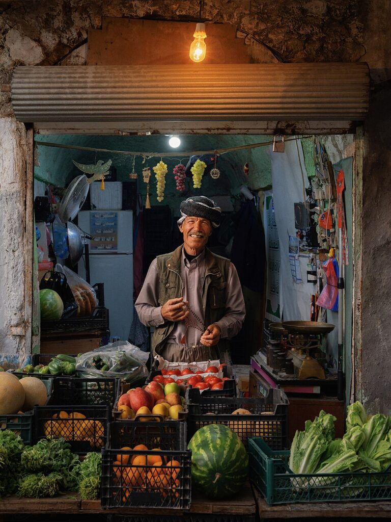 Un hombre vendiendo frutas y verduras en Kurdistán
