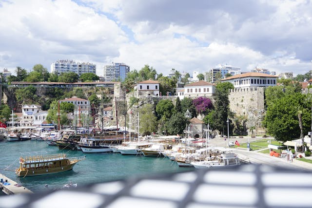 Bahía de Antalya. Photo by Menderes Kahraman