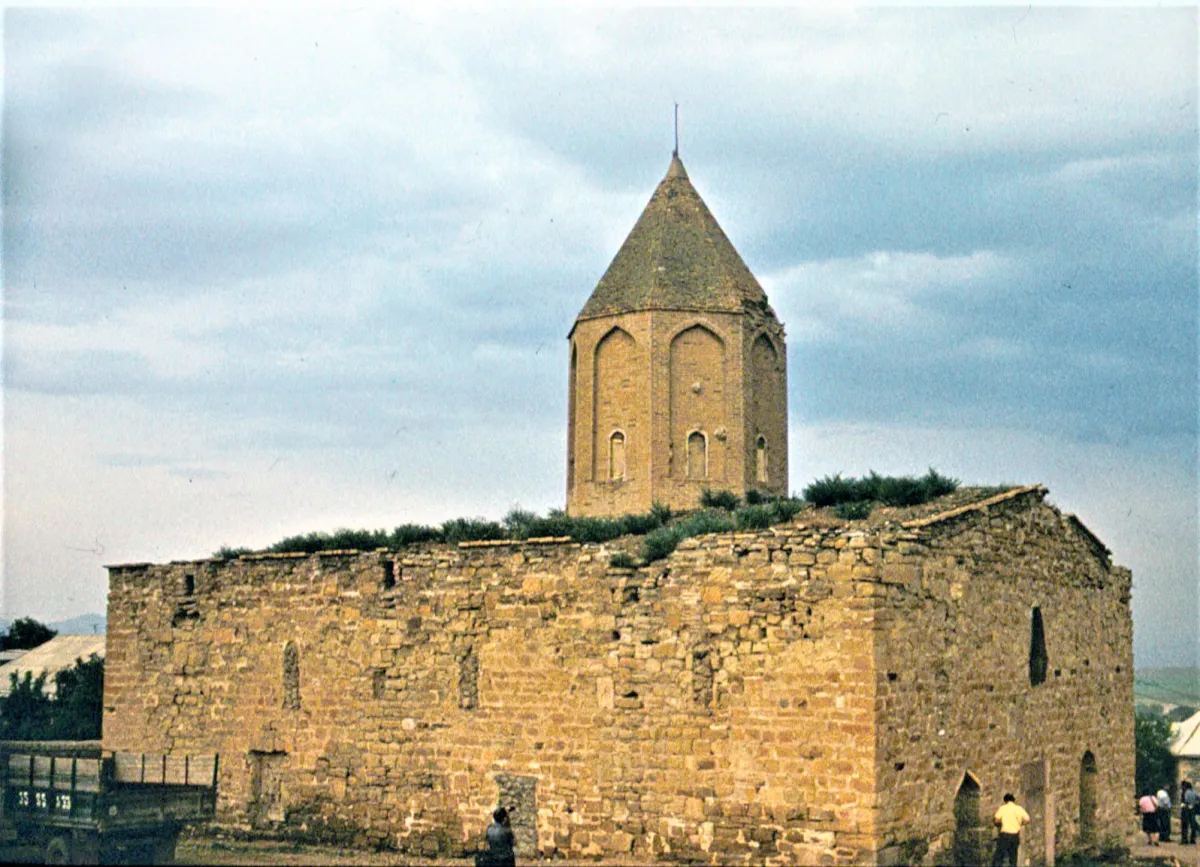 Para 2009, la iglesia de San Hovhannes de Chahuk (Jahri) fue demolida. (© Archivo Argam Ayvazyan; todas las imágenes son cortesía de CHW)