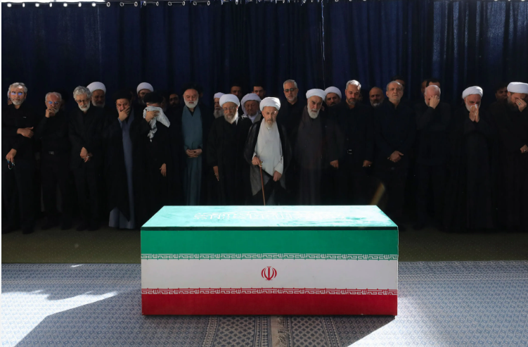 Un funeral organizado para mostrar unidad se convirtió en una exhibición de las fracturas de Irán.